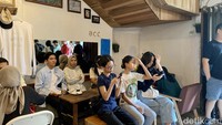 Tempatnya juga minimalis. Hanya ada 4 meja di dalam ruangan, 2 meja di luar, dan 1 papan kayu panjang di luar yang bisa dijadikan meja tanpa kursi. Foto: detikcom/Riska Fitria