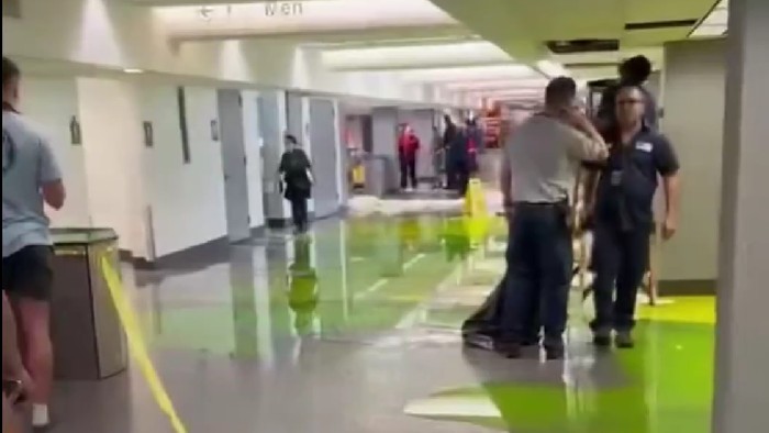 Cairan hijau di Bandara Internasional Miami, Amerika Serikat.