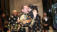 Chairul Tanjung dan Burhanuddin saling berpelukan dan bercengkrama.