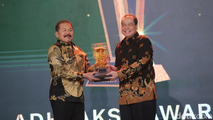 CT Berikan Penghargaan Khusus untuk Jaksa Agung Burhanudin CT Berikan Penghargaan Khusus untuk Jaksa Agung Burhanudin