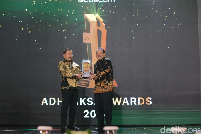 Chairman CT Corp, Chairul Tanjung (CT) memberikan penghargaan khusus untuk Jaksa Agung Sanitiar Burhanuddin. Begini momennya.