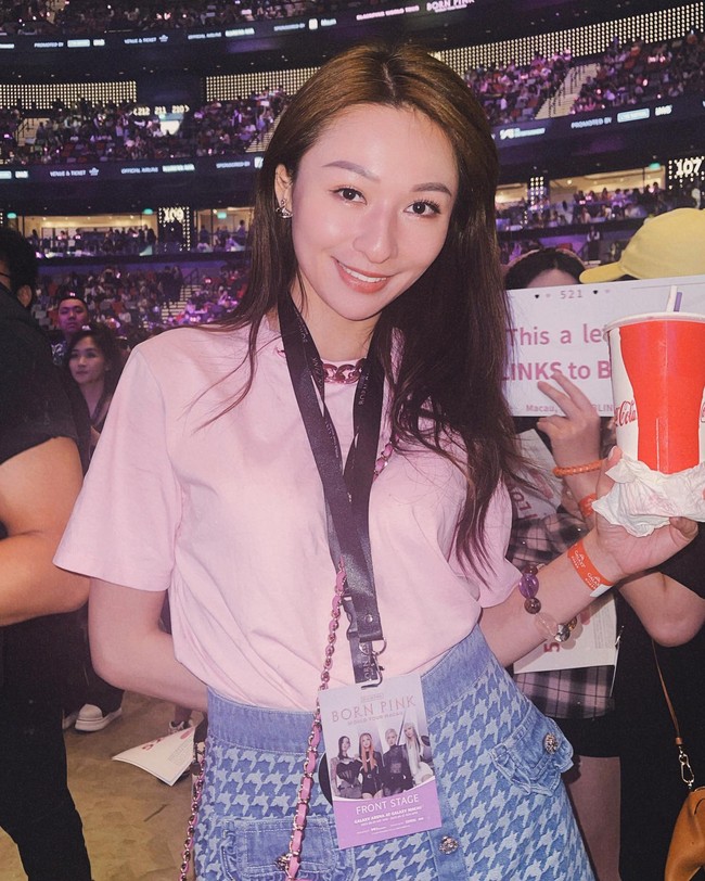 Adapun laporan lain mengenai gaya hidup Denice Lam disebut semakin mewah. Sumber menyebut jika ia mengendarai mobil mewah, tinggal di daerah elit, dan sering liburan meski kariernya di dunia hiburan tidak bisa dibilang sukses.Denice Lam Foto: Instagram @denicelam