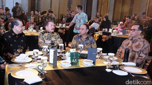 Malam puncak penganugerahan Adhyaksa Awards 2024 digelar di The Westin, Jakarta Selatan, Jumat (5/7) malam. Sejumlah tokoh hadir dalam malam puncak penganugerahan tersebut.