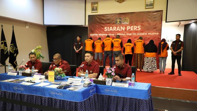 Direktorat Jenderal (Ditjen) Imigrasi menangkap delapan warga negara asing (WNA) yang menggunakan visa dan izin tinggal palsu, dan membuat dollar palsi (dok.ist)