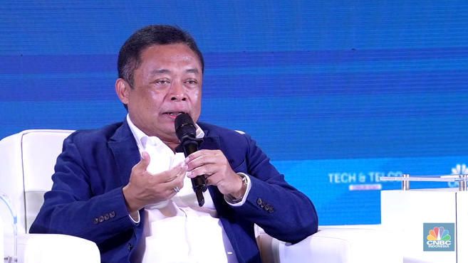 Direktur Utama PT Telkom Indonesia (Persero) Tbk, Ririek Adriansyah dalam Tech & Telco Forum 2024 di Menara Bank Mega, Jakarta, Jumat (5/7/2024). (CNBC Indonesia/Muhammad Sabki)