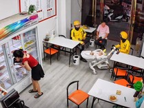 Driver Ojol Dipuji Gegara Bantu Pemilik Restoran Saat Memasak