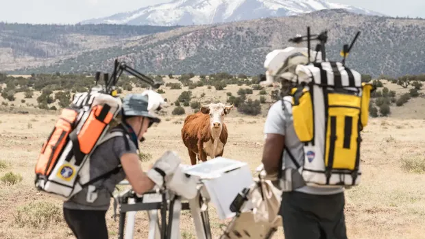 Dua astronot NASA Kate Rubins dan Andre Douglas baru-baru ini melakukan empat simulasi berjalan di bulan untuk membantu NASA mempersiapkan misi Artemis III. (Dok. NASA)