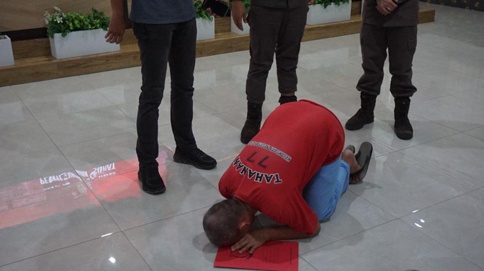 Edy Salim, tersangka penggelapan motor, bersujud usai dinyatakan bebas dalam Restorative Justice (RJ) oleh Kejaksaan Negeri Batam. (Dok. Kejari Batam)