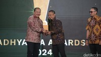 Febrow mendapatkan ucapan selamat dari Bambang Sugeng Rukmono usai menerima penghargaan.
