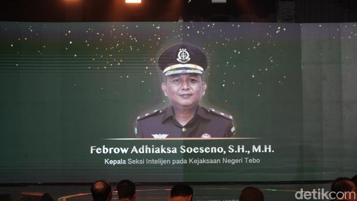 Jaksa Febrow Adhyaksa Soeseno meraih penghargaan untuk kategori Jaksa Inspiratif Pemberdaya Masyarakat. Ini momennya.