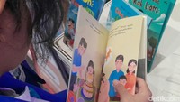 Program Buku Bisa (Buku Anak Disabilitas Indonesia), Koneksi Indonesia Inklusif (Konekin) menyajikan gambaran positif tentang pengalaman hidup anak-anak dengan disabilitas dalam menghadapi tantangan, mengatasi rintangan, dan meraih impian dengan semangat pantang menyerah.Buku ini terutama didorong untuk dibaca siswa-siswa di sekolah umum. Dari situ, bisa belajar mengenali teman-teman disabilitas seperti apa. Setelah membaca buku, jika bertemu dengan anak disabilitas, jadi ingat dan bisa lanjut berkenalan langsung, tutur Founder & CEO Konekin, Marthella Rivera Roidatua. Foto: Trisna Wulandari/detikEdu