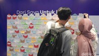 Pengunjung juga dapat memberikan pesan pada fitur pesan analog di dinding. Foto: Trisna Wulandari/detikEdu