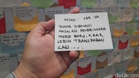 Sejumlah pengunjung menyisipkan pesan pembenahan transparansi Penerimaan Peserta Didik Baru (PPDB). Foto: Trisna Wulandari/detikEdu