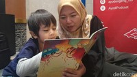 Volunteer Komunitas Ayo Dongeng Indonesia menjadi praktik baik kampanye mendongeng untuk anak RI demi tumbuh-kembang imajinasi, inspirasi, motivasi, dan keceriaan.Para relawan diajak mencari sumber cerita yang bagus, bisa dari yang sesuai dengan jenjang usia, memiilki pesan, kearifan lokal. Jadi juga belajar memilah bacaan yang layak, tutur Nia Ramlan, Koordinator Divisi Aktivasi Kolaborasi Ayo Dongeng Indonesia. Foto: Trisna Wulandari/detikEdu