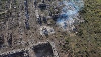 Berbulan-bulan serangan artileri Rusia yang tak henti-hentinya telah menghancurkan Chasiv Yar. Rumah-rumah dan kantor-kantor pemerintah hangus, dan kota yang dulunya memiliki populasi 12.000 orang kini telah ditinggalkan.  