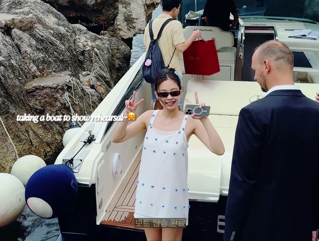 Jennie BLACKPINK terbang ke Capri, Italia untuk mengawali debutnya sebagai model runway Jacquemus. Saat berangkat ke venue untuk rehearsal, Jennie tampak memakai gaun putih dengan detail bordir bunga yang belum dirilis rumah mode BODE ke publik. Penampilannya dipadukan dengan flat shoes The Row seharga Rp 16,1 juta. Foto: dok. YouTube jennierubyjane