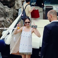 Jennie BLACKPINK terbang ke Capri, Italia untuk mengawali debutnya sebagai model runway Jacquemus. Saat berangkat ke venue untuk rehearsal, Jennie tampak memakai gaun putih dengan detail bordir bunga yang belum dirilis rumah mode BODE ke publik. Penampilannya dipadukan dengan flat shoes The Row seharga Rp 16,1 juta. Foto: dok. YouTube jennierubyjane