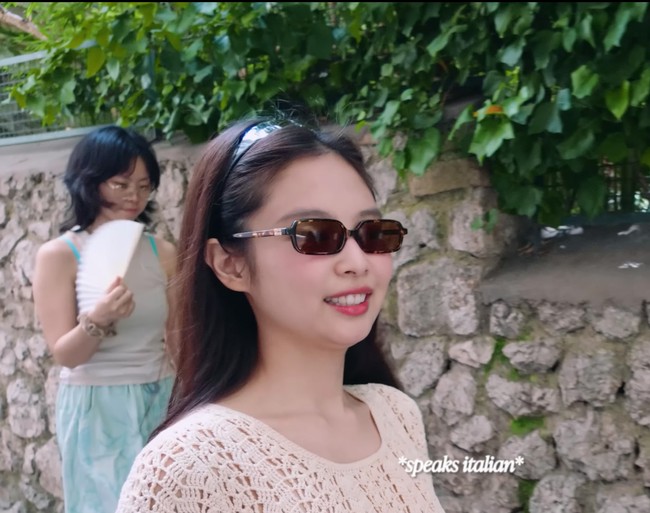 Penampilan Jennie dipadukan dengan koleksi kacamata, bando, hingga handbag Miu Miu. Harga bando berwarna hitam itu sendiri cukup fantastis mencapai Rp 8,9 juta. Foto: dok. YouTube jennierubyjane