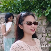 Penampilan Jennie dipadukan dengan koleksi kacamata, bando, hingga handbag Miu Miu. Harga bando berwarna hitam itu sendiri cukup fantastis mencapai Rp 8,9 juta. Foto: dok. YouTube jennierubyjane