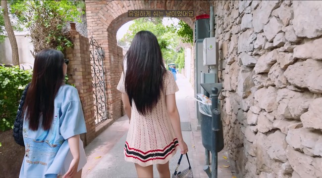 Personel grup KPop BLACKPINK itu tak ingin melewatkan waktu berjalan-jalan di daerah pesisir Italia. Rambut panjangnya dibiarkan terurai. Jennie memakai koleksi crochet dress BODE seharga Rp 17,5 juta. Foto: dok. YouTube jennierubyjane