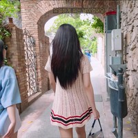 Personel grup KPop BLACKPINK itu tak ingin melewatkan waktu berjalan-jalan di daerah pesisir Italia. Rambut panjangnya dibiarkan terurai. Jennie memakai koleksi crochet dress BODE seharga Rp 17,5 juta. Foto: dok. YouTube jennierubyjane
