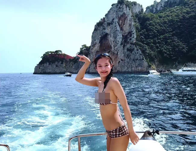 Aura bahagia terpancar dari wajahnya ketika menaiki kapal untuk berenang di laut lepas. Dia mengenakan bikini dan underwear bermotif kotak-kotak merek Jaded London. Foto: dok. YouTube jennierubyjane