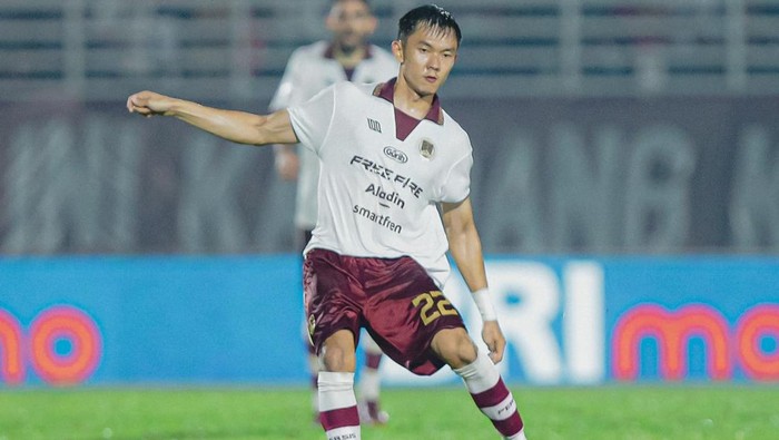 Gelandang bertahan Persis Solo, Sutanto Tan, saat bermain melawan Borneo FC di Stadion Segiri, Samarinda, Senin (27/11/2023).