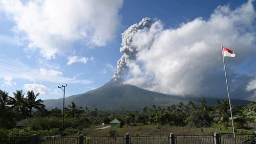 Gunung kembar Lewotobi Laki-laki, Nusa Tenggara Timur (NTT), meletus lagi Jumat (5/7/2024). (Dok PVMBG)