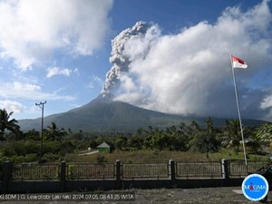 Gunung Kembar di Flores Timur Meletus, Tinggi Kolom Abu 800 Meter