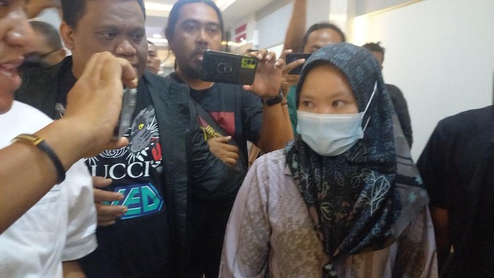 Heni Puspita istri Antoni bos distro pembunuh pegawai koperasi datangi Polrestabes Palembang.