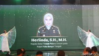Herlinda yang menjabat sebagai Kasi Pidum Kejari Hulu Sungai Tengah menerima penghargaan Adhyaksa Awards 2024 kategori Jaksa Penegak Keadilan Restoratif.