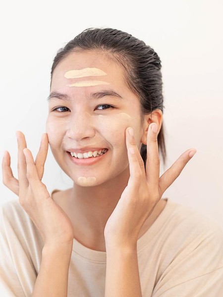 7 Tinted Sunscreen yang Bikin Glowing, Cocok Dipakai Saat Cuaca Panas