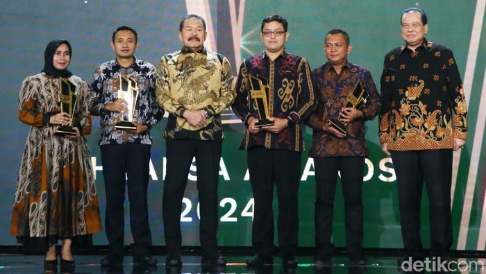 Ini Para Peraih Adhyaksa Awards 2024 Malam puncak penghargaan Adhyaksa Awards 2024 digelar di The Westin Jakarta, Jumat (4/7). Ini dia para peraih Adhyaksa Awards 2024.