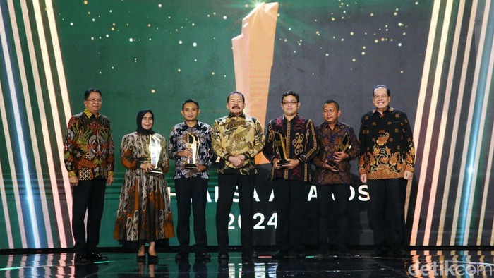 Malam puncak penghargaan Adhyaksa Awards 2024 digelar di The Westin Jakarta, Jumat (4/7). Ini dia para peraih Adhyaksa Awards 2024.