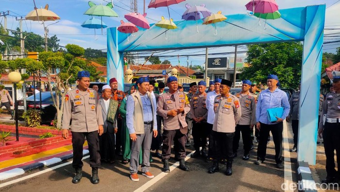 Jajaran Kompolnas melakukan penilaian terhadap Polsekota Pandeglang yang masuk nominasi Kompolnas Awards. (Aris R/detikcom)
