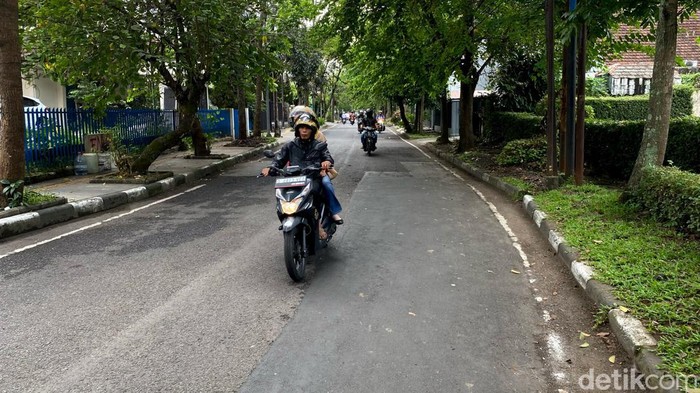 Jalan Sultan Tirtayasa, Kota Bandung diperbaiki dengan cara ditambal menggunakan aspal.