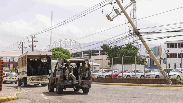 Jamaika Bergejolak Imbas Badai Beryl, 9 Orang Tewas A boat damaged by Hurricane Beryl lays on its side at a dock in Kingston, Jamaica, Thursday, July 4, 2024. (AP Photo/Leo Hudson)
