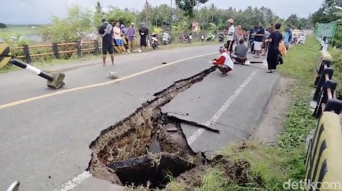 Jembatan di Poros Sidrap-Parepare amblas akibat banjir.