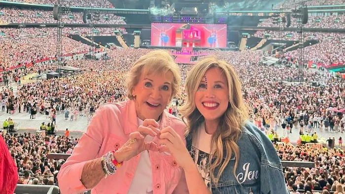 Jennifer Strong bersama neneknya nonton Taylor Swift