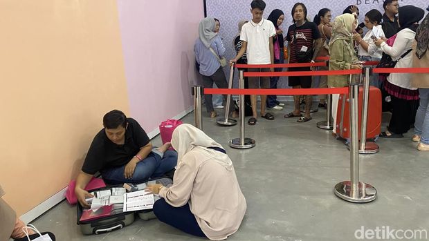 Suasana antrean jastipers di Jogja X Beauty, Jumat (5/7/2023).