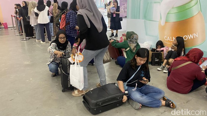 Suasana antrean jastipers di Jogja X Beauty, Jumat (5/7/2023).