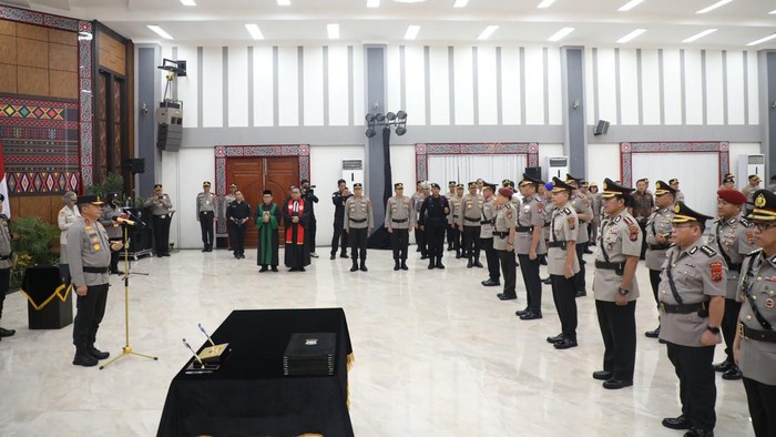 Kapolda Sumut Komjen Agung saat melantik PJU dan Kapolres. (Foto: Dok. Polda Sumut)