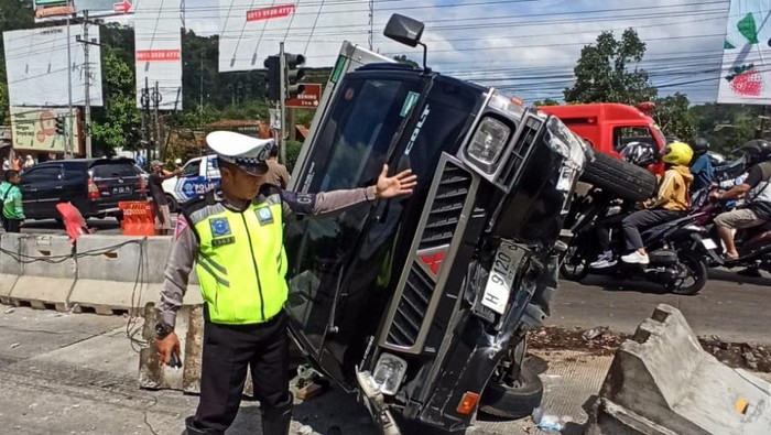 Penampakan mobil ringsek usai terlibat kecelakaan di exit Tol Bawen, Semarang, Jumat (5/7/2024).