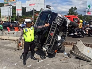 Detik-detik Truk Seruduk Calya-Mobil Boks di Exit Tol Bawen