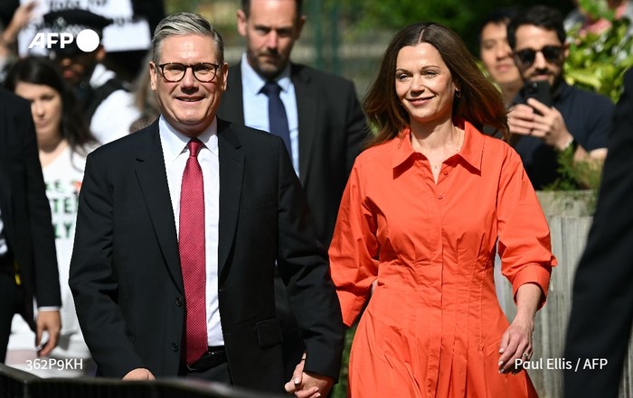Keir Starmer bersetelan jas hitam dan berkacamata. (Paul Ellis/AFP)