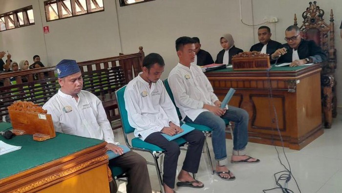 Ketiga terdakwa saat dipersidangan. (dok. PN Pasaman)