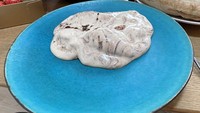 Tiramisu yang ada di bayangan orang-orang adalah yang bentuknya cantik berlayer. Namun usaha wanita ini gagal total karena tiramisu-nya seperti lumer. Foto: Bored Panda