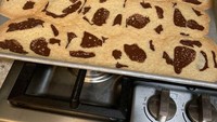 Seorang istri ingin bikin cookies spesial untuk ulang tahun suaminya. Namun cookies ini berakhir zonk karena bentuknya melebar dan tak beraturan. Foto: Bored Panda