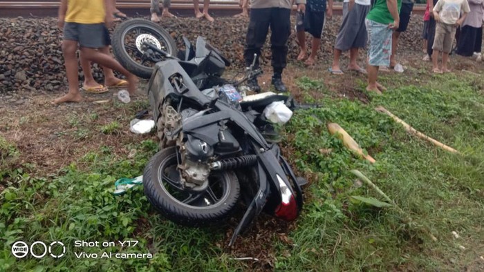Kondisi sepeda motor warga yang tertabrak KA Kertanegara saat melintasi rel tanpa palang pintu di Desa Pandak, Kecamatan Sumpiuh, Kabupaten Banyumas, Jumat (5/7/2024) sore.