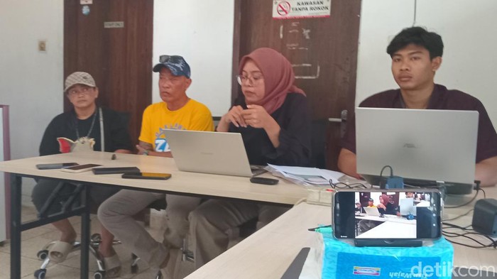 Konferensi pers perihal penganiayaan pengusaha rental oleh personel Polres Klungkung si kantor LBH Bali, Denpasar, Jumat (5/7/2024). (Aryo Mahendro/detikBali)